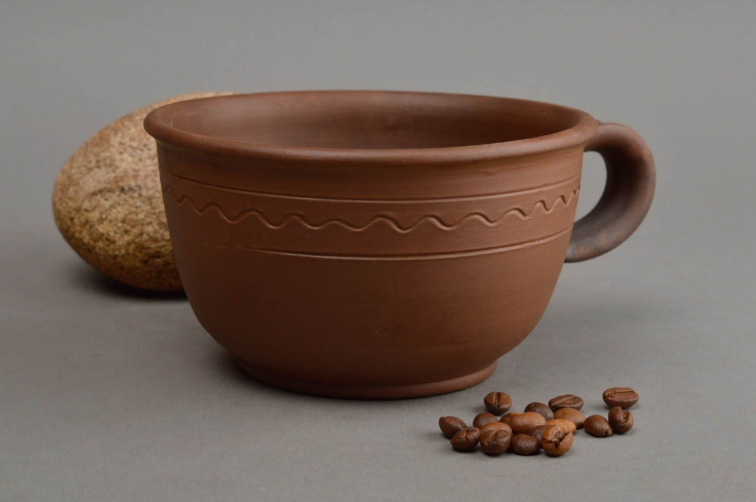 Широкая глиняная чашка ручной работы в технике гончарства красивая коричневая фото 1