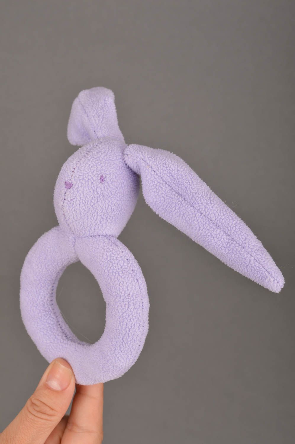 Doudou lièvre mauve fait main en tissu polaire avec anneau jouet pour bébés photo 3