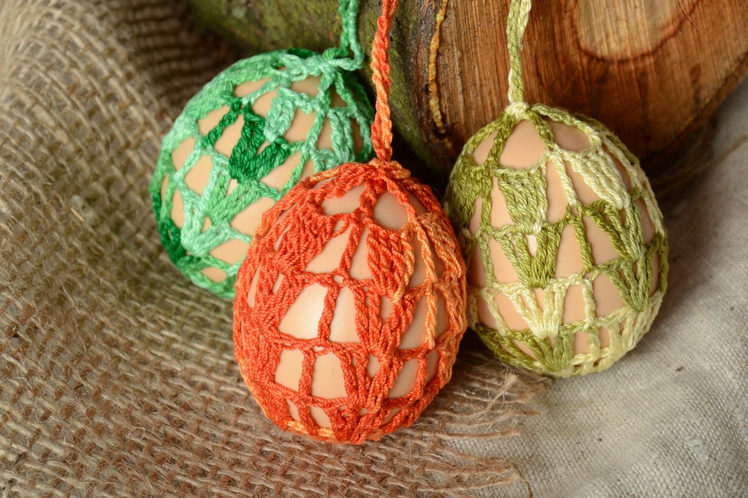 Пасхальные яйца декоративные набор из трех штук в ажурных чехольчиках фото 1