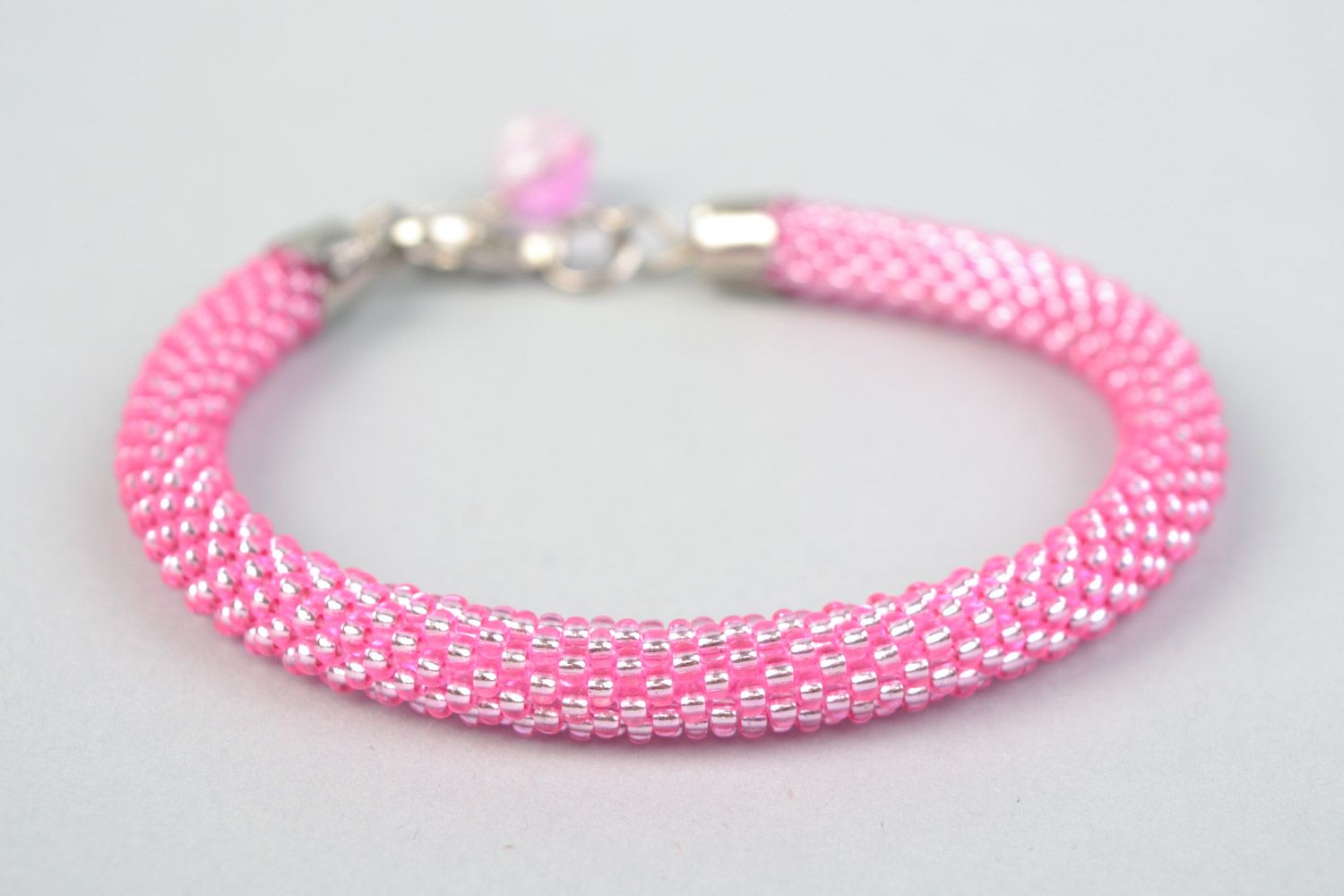 Розовый наручный браслет из бисера ручной работы в форме жгута женский фото 3