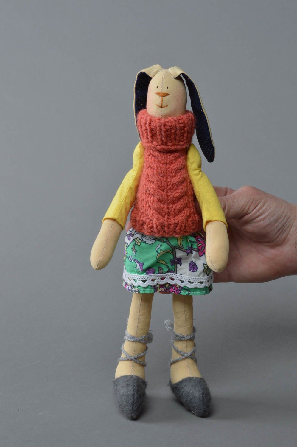 Мягкая игрушка из ткани ручной работы для интерьера и детей Зайчиха красивая фото 1