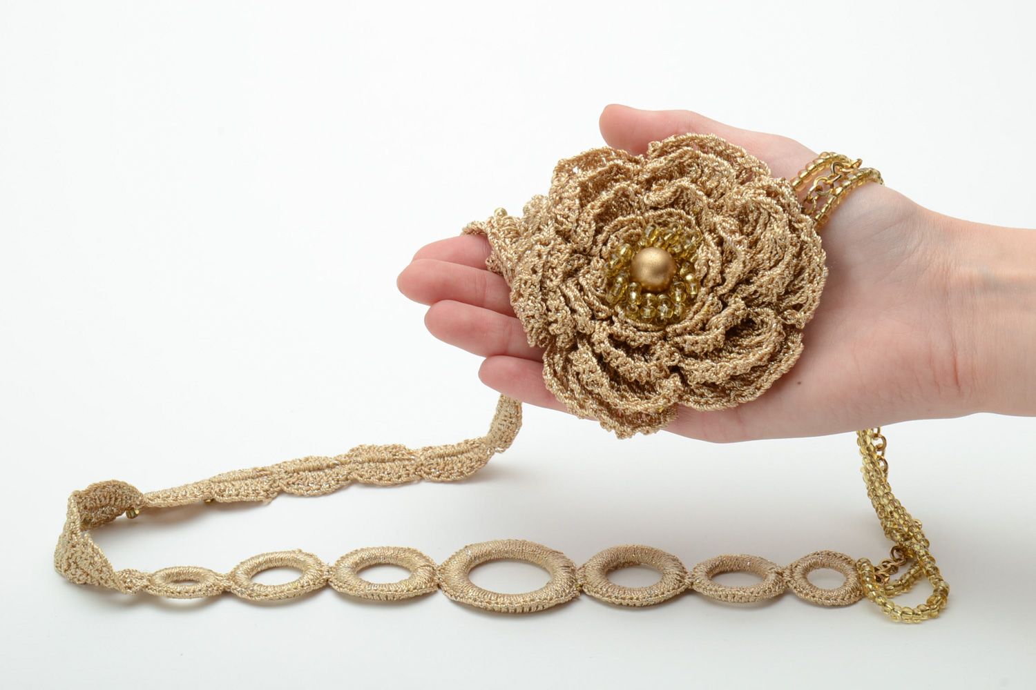 Beige lange handgehäkelte Textil Halskette mit Blume und Glasperlen für Frauen foto 5