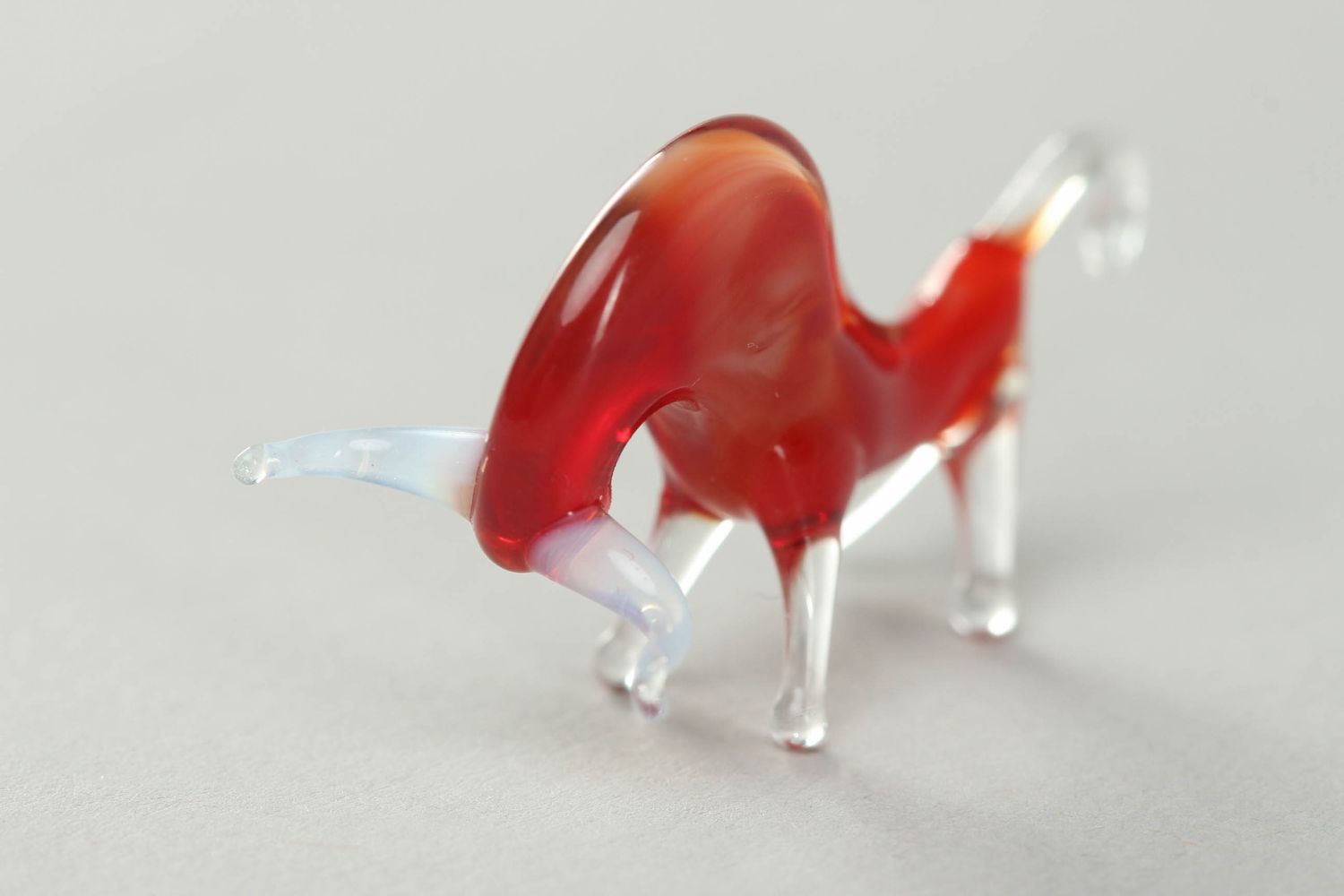 Figura de cristal en técnica de lampwork Búfalo rojo foto 2