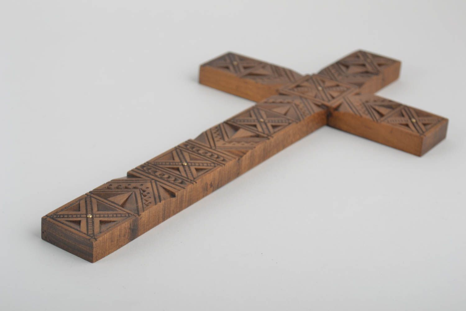 Крест ручной работы резной крест из дерева украшение на стену изделие из дерева фото 4