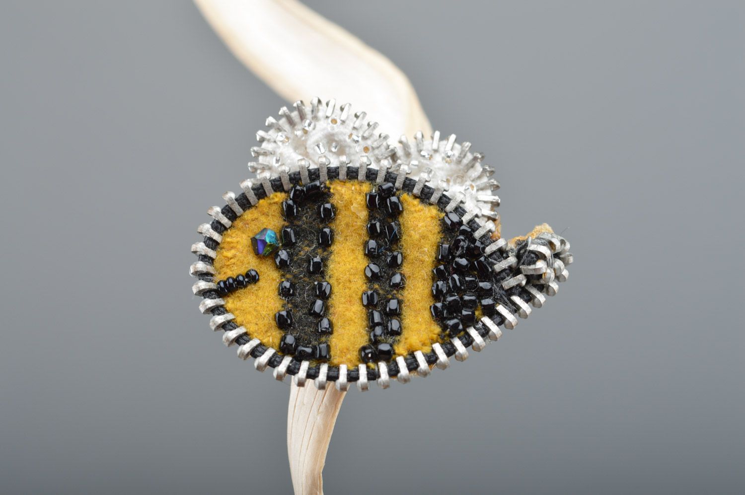 Small homemade funny cashmere brooch with zippers Bee photo 2