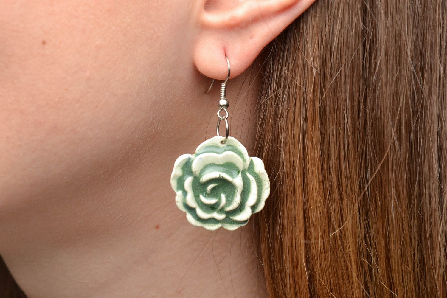 Boucles d'oreilles en céramique peintes d'émaux Roses faites main photo 5