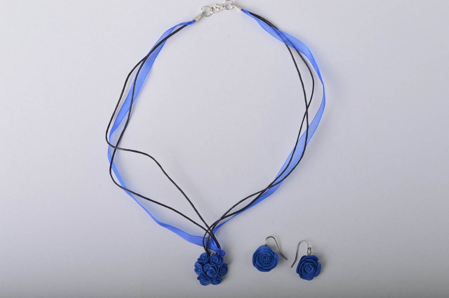 Boucles d'oreilles et pendentif bleus fleurs faites main en porcelaine froide photo 2