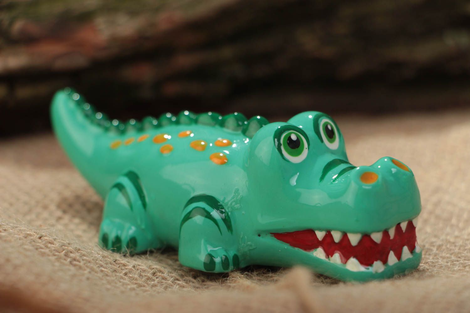 Зеленая гипсовая статуэтка в виде крокодила расписанная акриловыми красками ручной работы фото 1