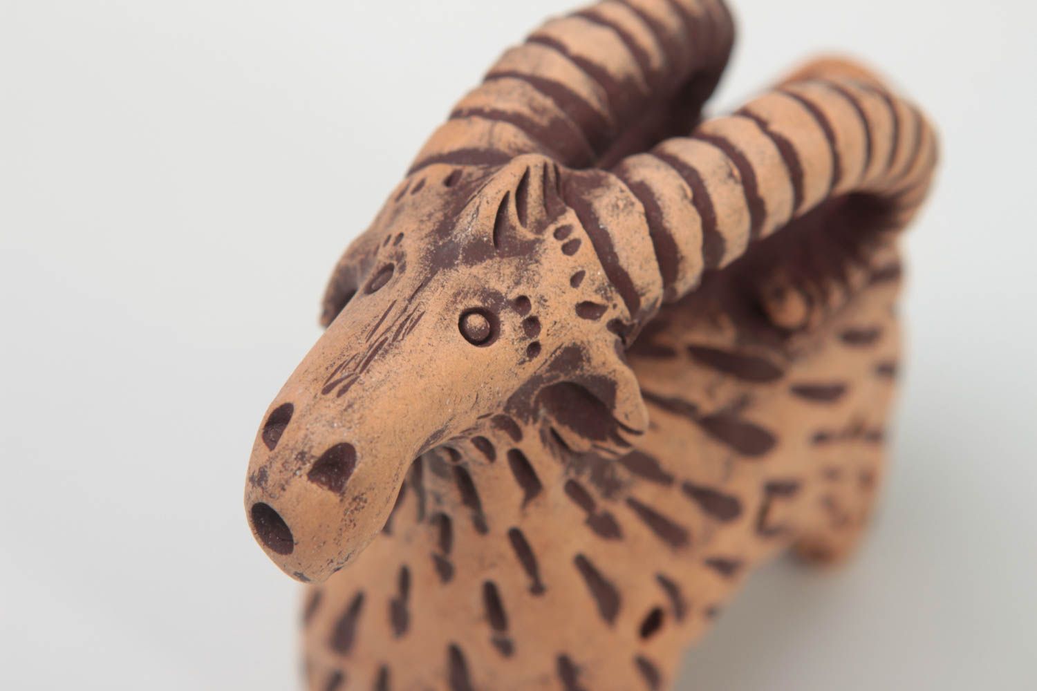 Окарина ручной работы свистулька из глины музыкальная эко-игрушка в виде козла фото 3
