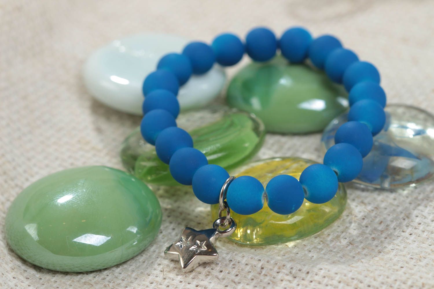 Bracelet en perles plastiques bleu avec étoile fait main original pour fillette photo 1