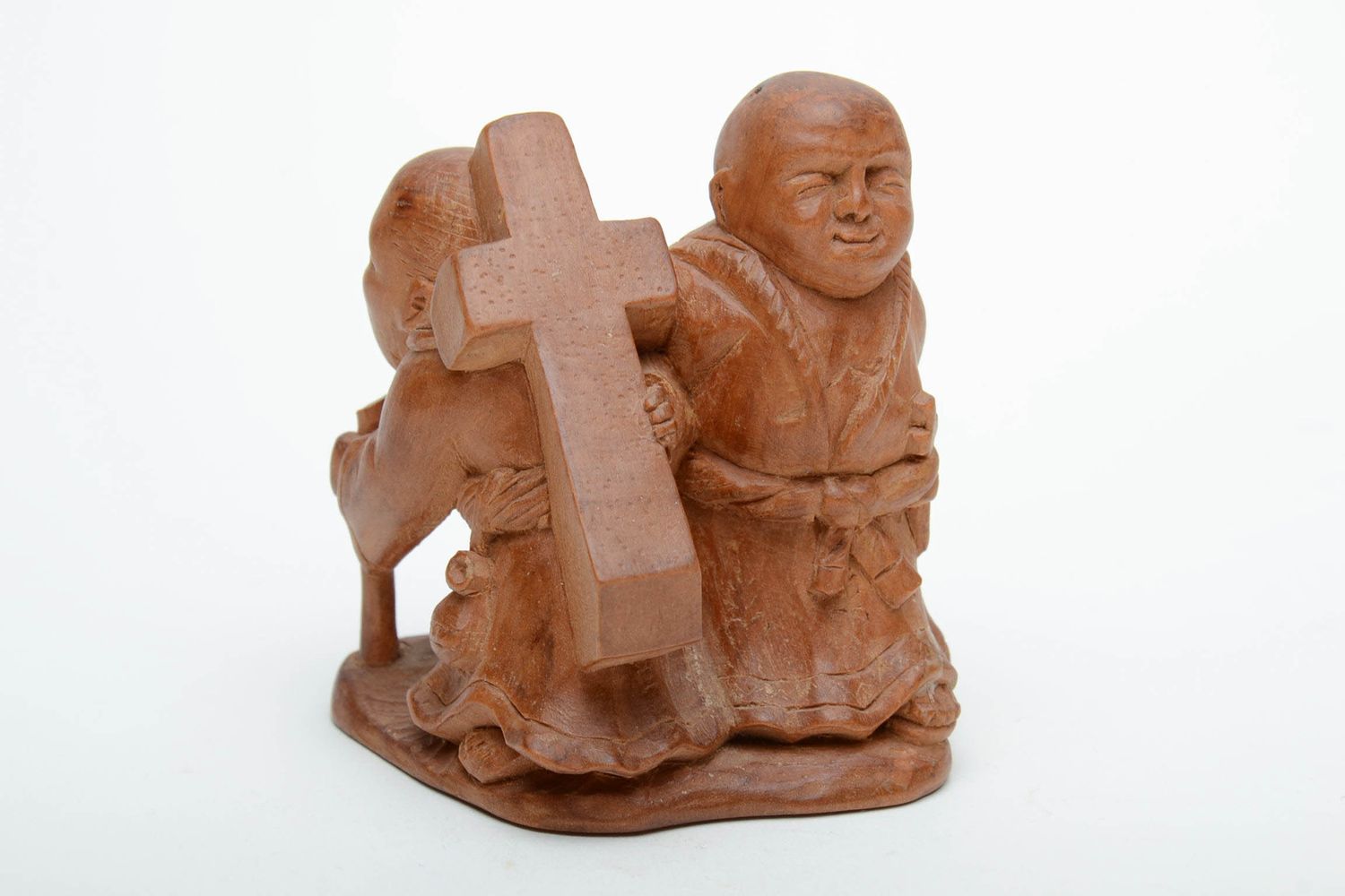Statuette décorative en bois faite main Chacun porte sa croix photo 2