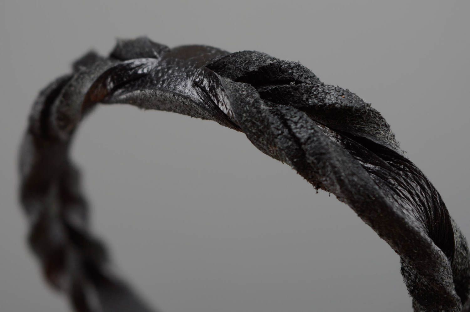 Черный браслет из натуральной кожи плетеный фото 2
