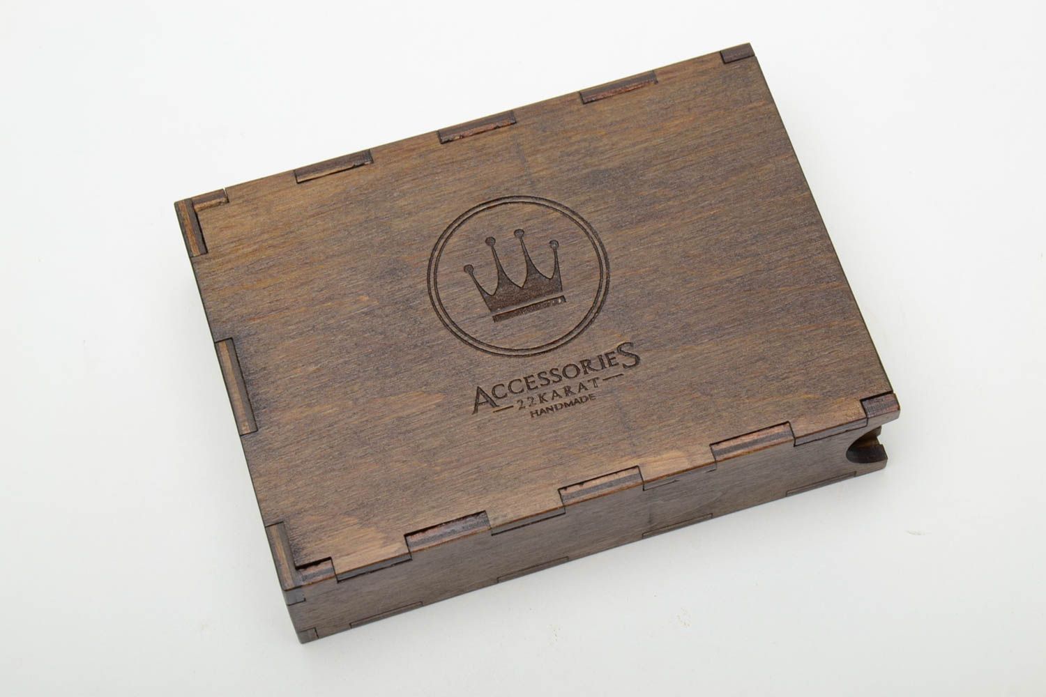 Boîte en bois pour cadeau avec gravure faite main foncée rectangulaire originale photo 2
