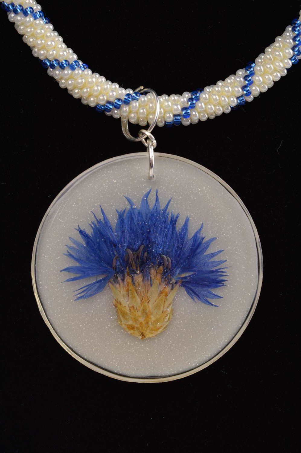 Pendentif bleu en résine Collier fait main perles de rocaille Cadeau pour femme photo 2