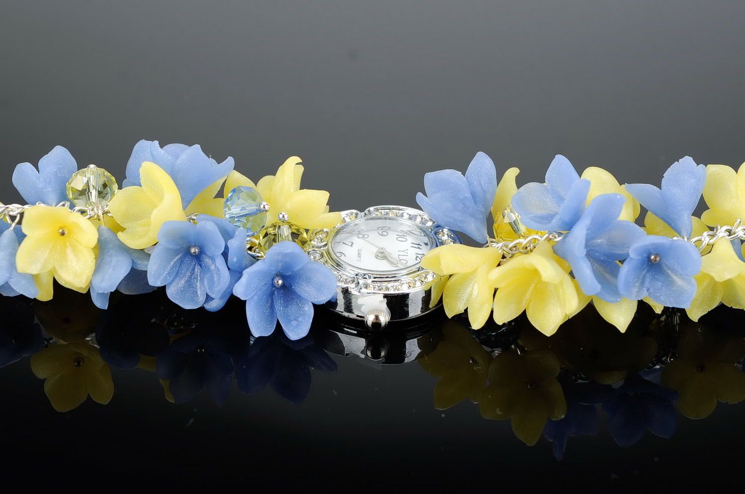 Relógio de pulso com flores feitas de argila de polímero foto 1