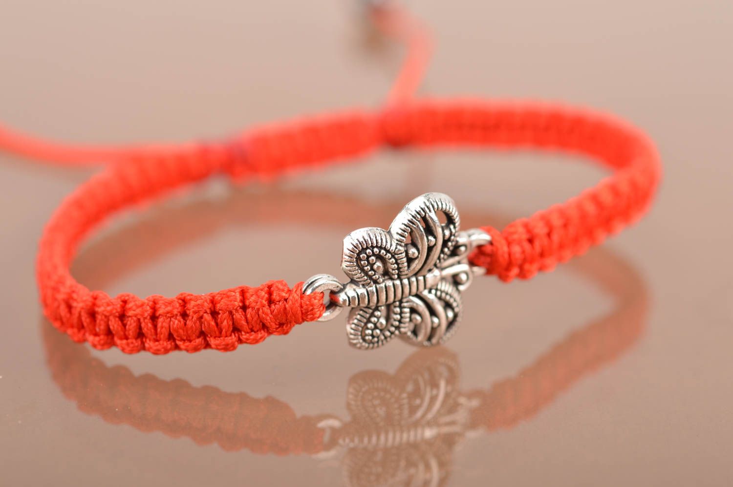 Bracelet tressé en fils de soie fin rouge avec papillon en métal fait main photo 2