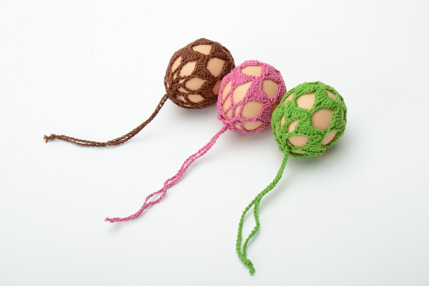 Colorful decorative handmade Easter eggs crochet over with threads 3 items photo 4