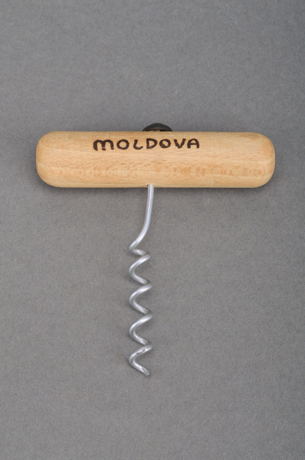Sacacorchos de madera artesanal para vino sencillo con inscripción Moldova foto 2