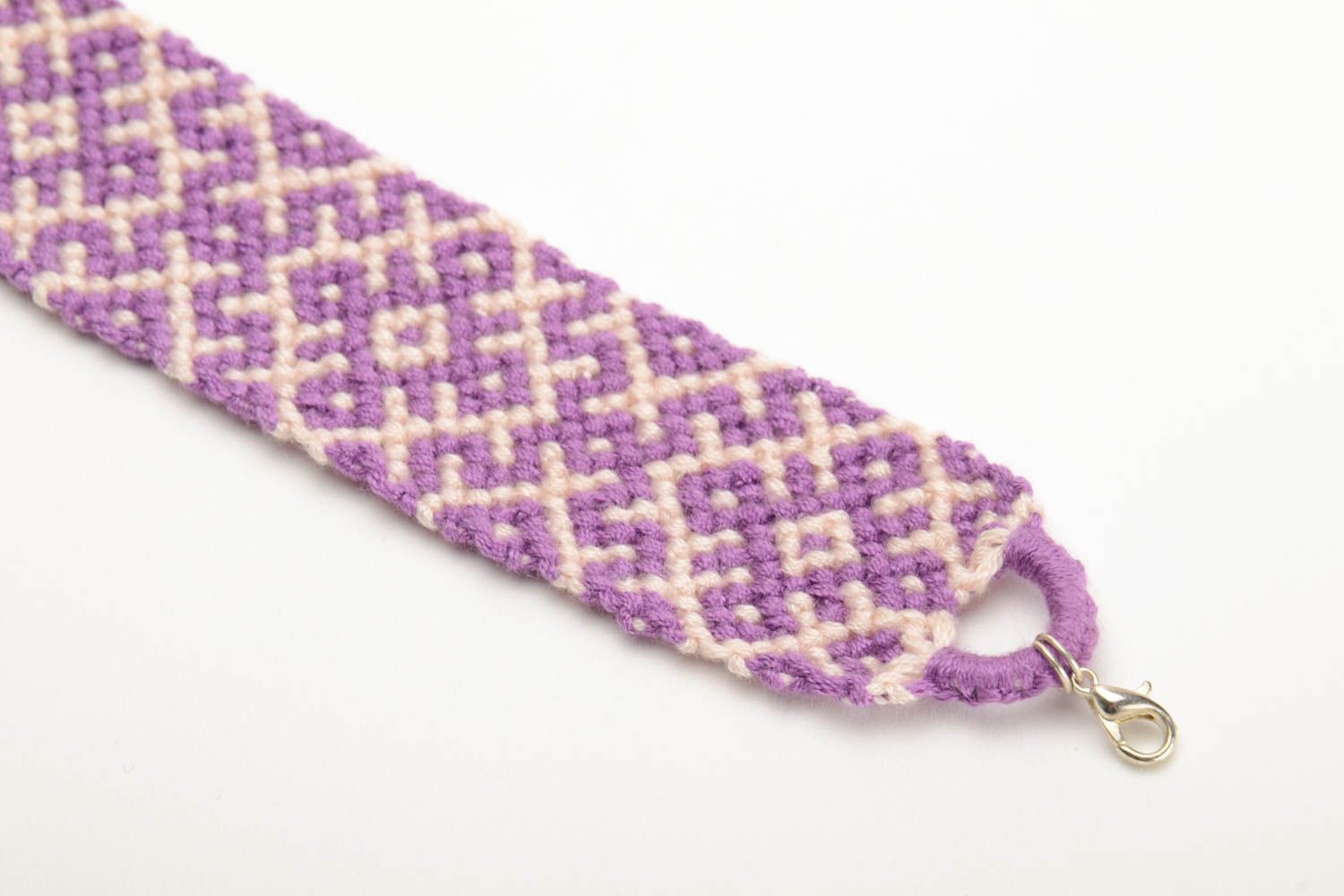 Bracelet textile large tressé en fils moulinés lilas fait main pour femme photo 2