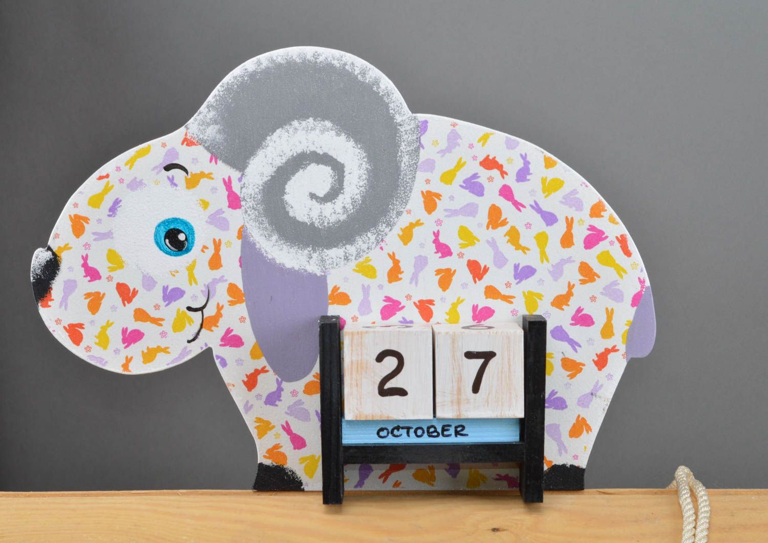 Декоративный настольный календарь ручной работы для детей Барашек с зайцами фото 2