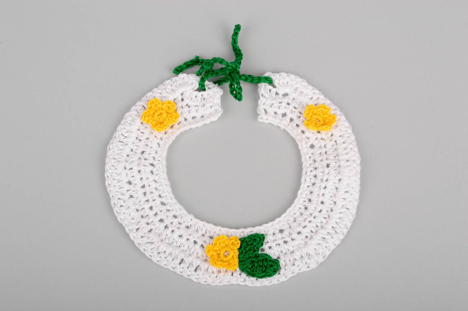 Faux col fait main Accessoire bébé tricoté au crochet blanc Cadeau bébé photo 1