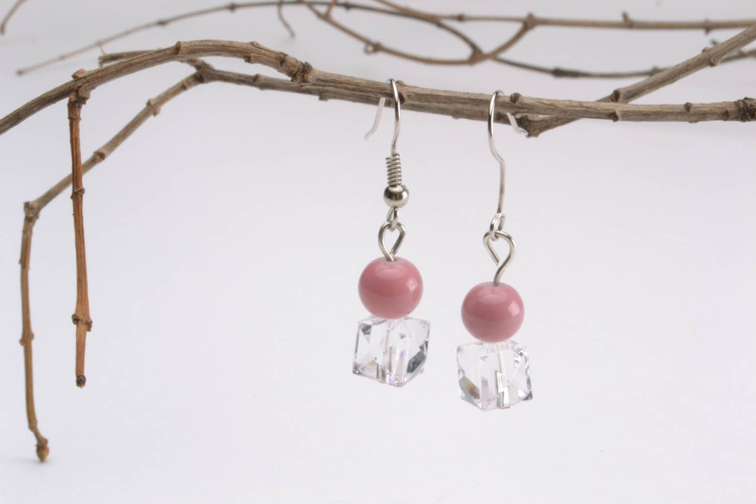 Boucles d'oreilles avec perles de verre roses photo 1