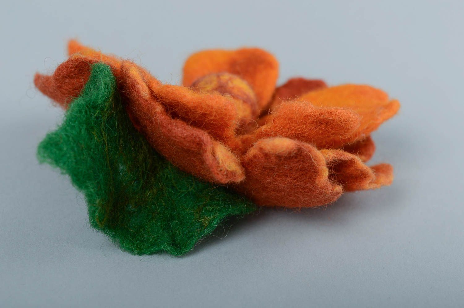 Blume Brosche Accessoire für Frauen handgemachter Schmuck aus Wolle orange foto 3
