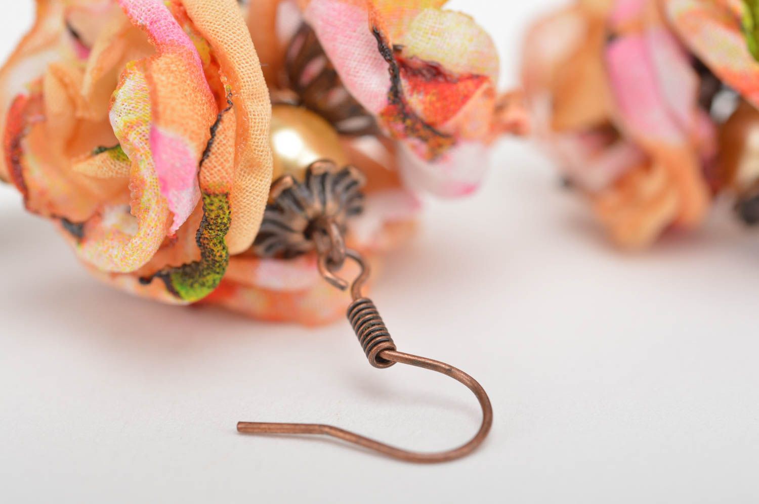 Красивые серьги с цветами из шифона и подвесками в виде листиков ручной работы фото 5