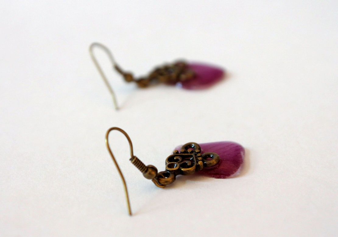 Boucles d'oreilles pendantes avec les pétales d'orchidée photo 1