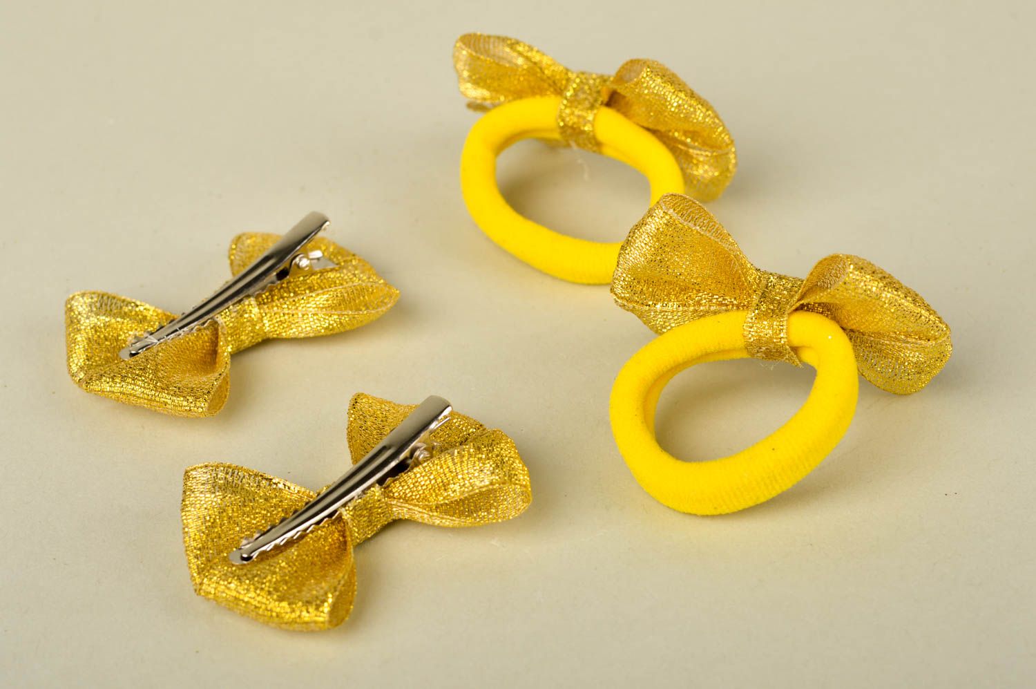 Ganchos con lazos y gomas de pelo artesanales dorados  accesorios infantiles foto 2