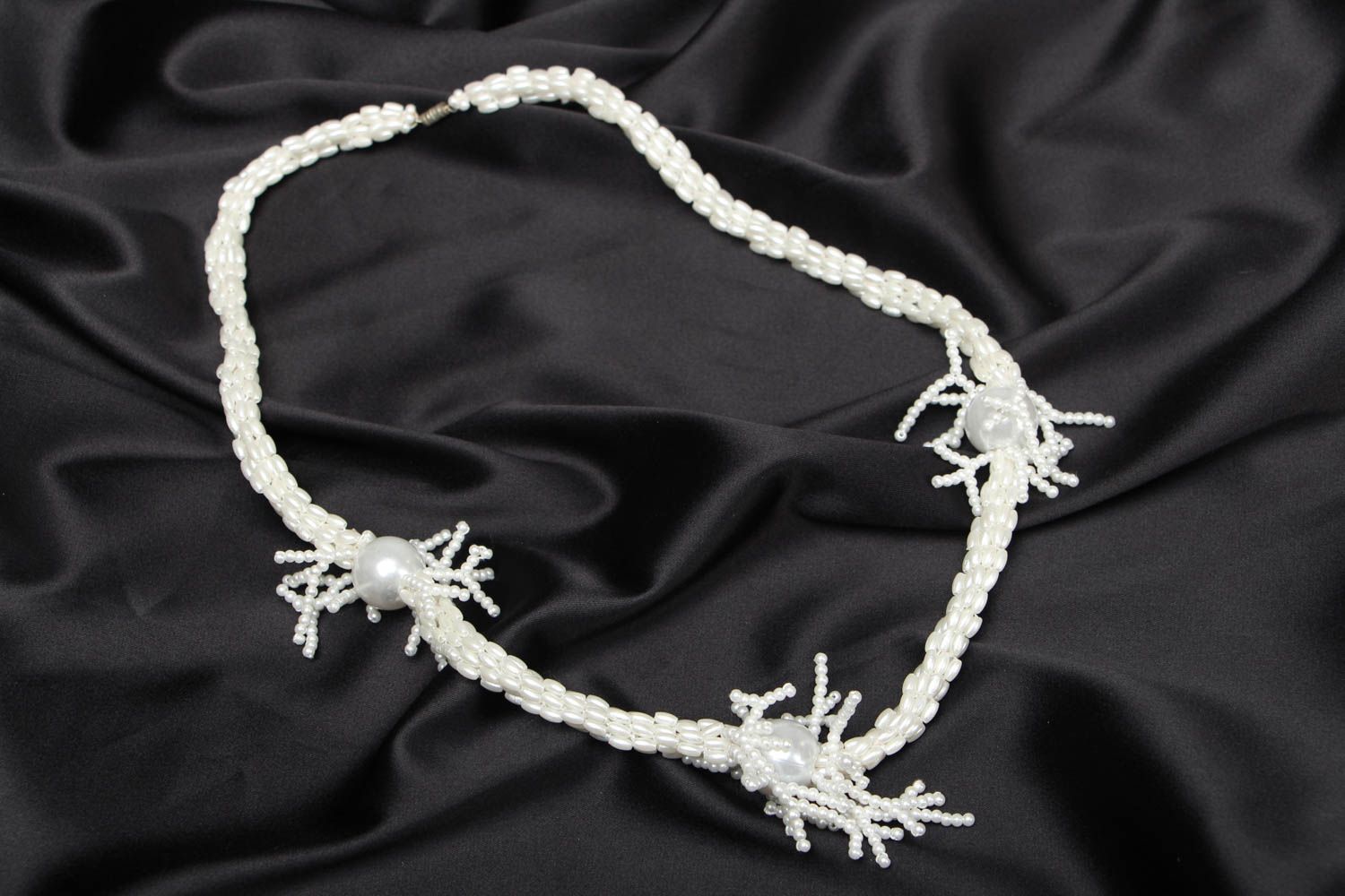 Woven necklace with beads of white color photo 1