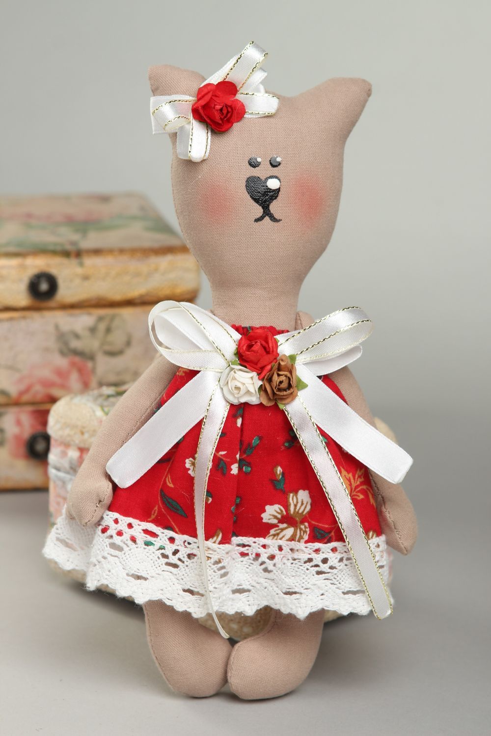 Handmade Kuscheltier Katze im roten Kleid Stoff Spielzeug Geschenk für Kinder  foto 1