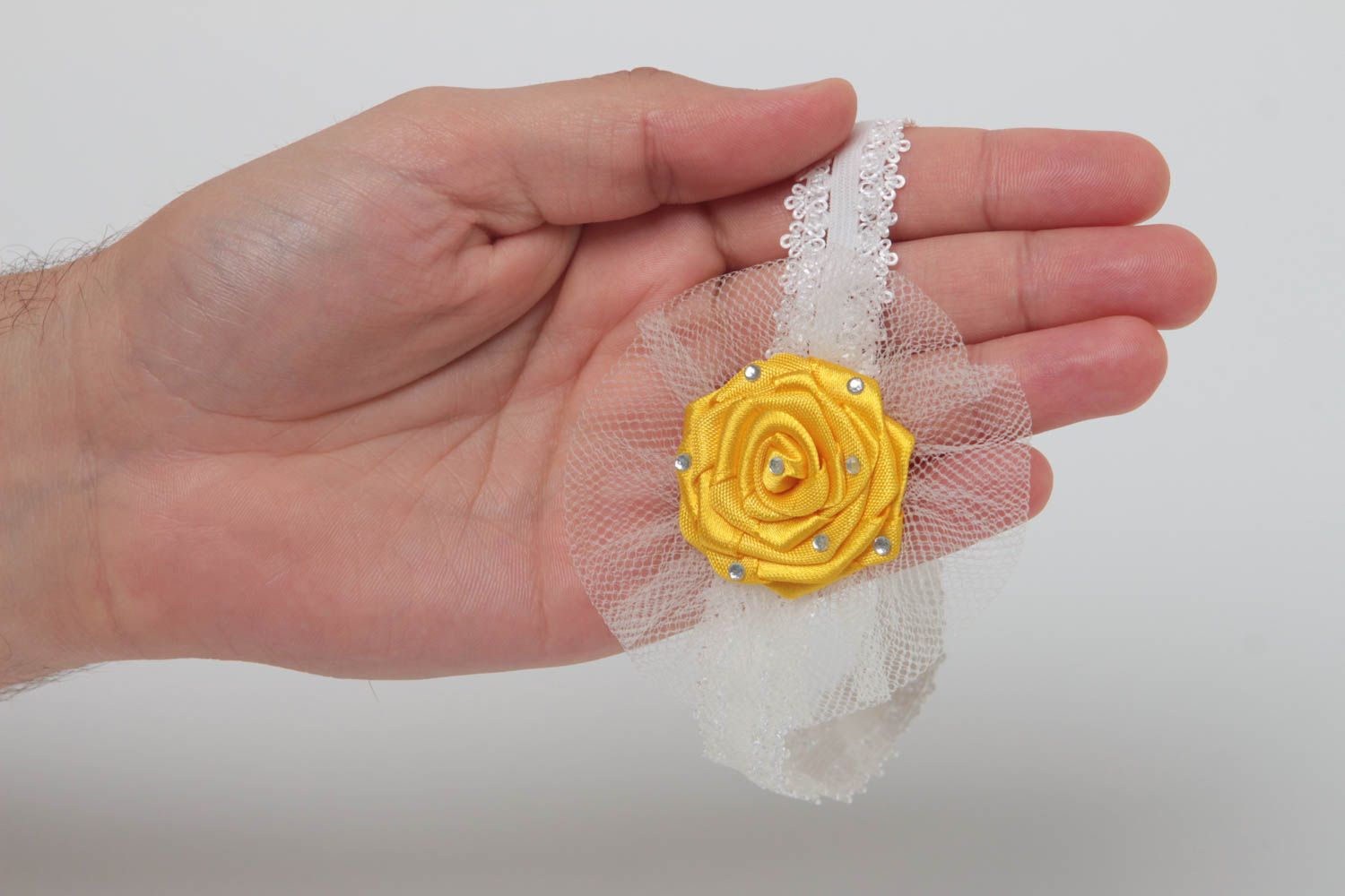 Нарядная повязка на голову с цветком в технике канзаши ручной работы желтая фото 5
