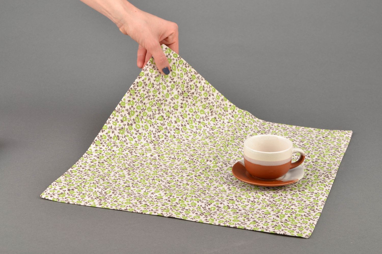 Decorative table napkin with flower print photo 2