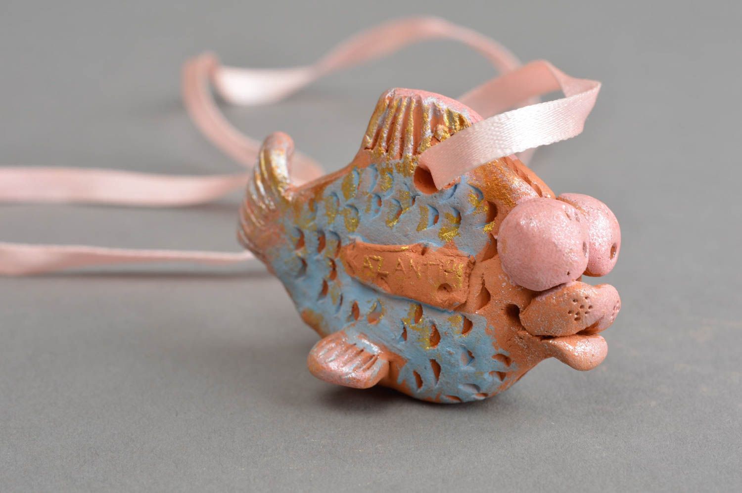 Авторский керамический сувенир ручной работы веселая рыбка на шнурочке фото 2