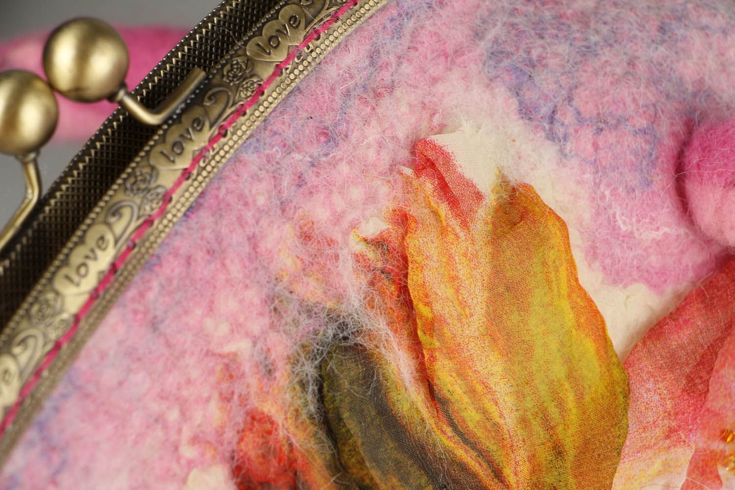Bolsa de cor rosa feita de lã e seda foto 5