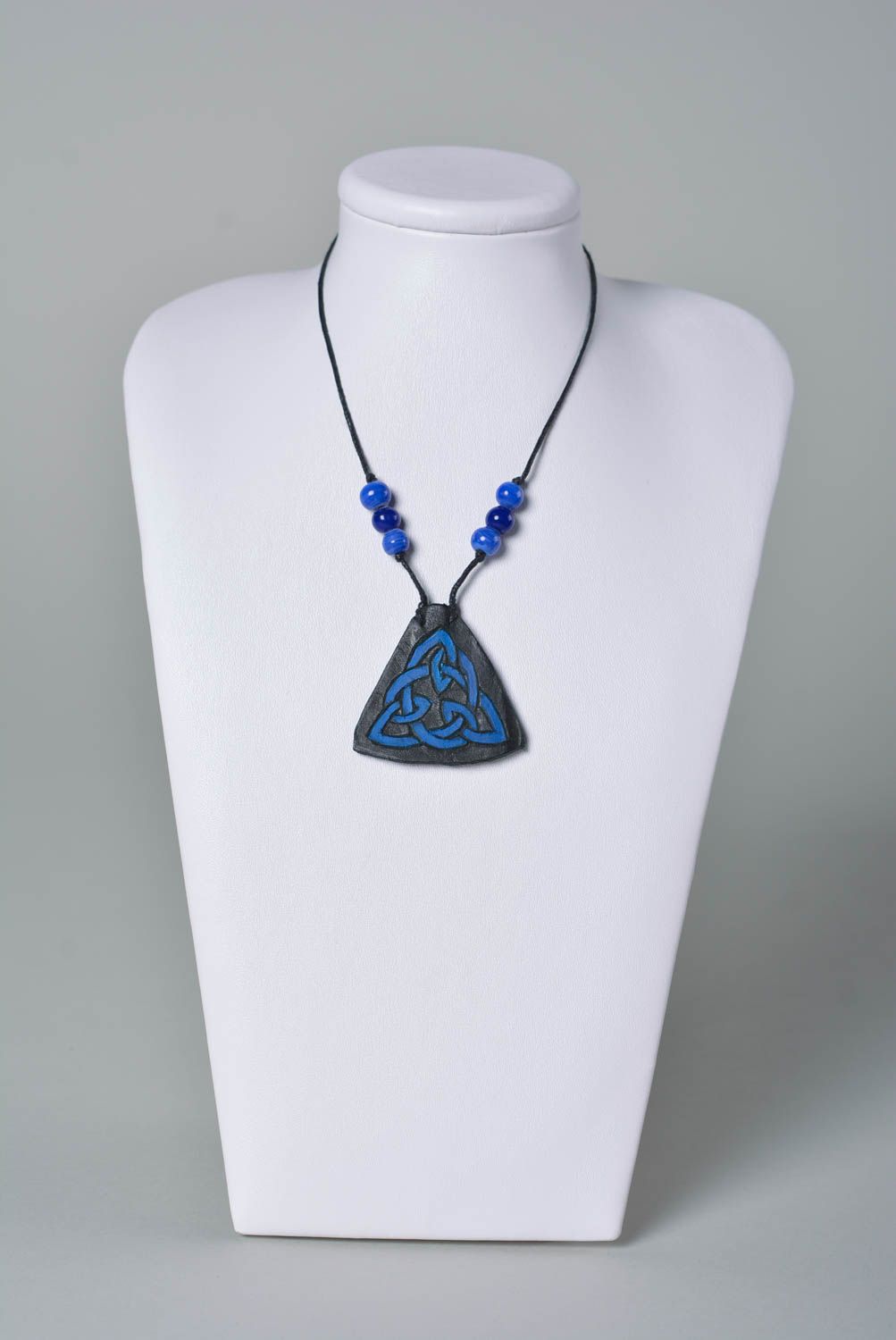 Pendentif triangle bleu Bijou fait main design original sur cordon Cadeau femme photo 2