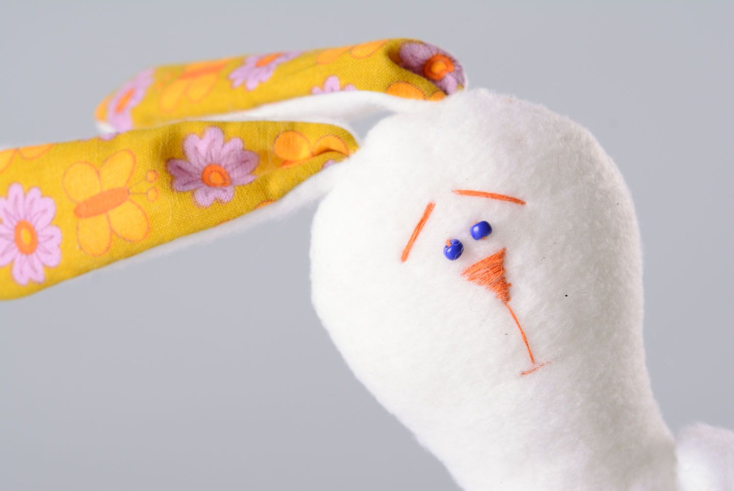 Doudou fait main en forme de lièvre en tissu polaire blanc original joli photo 2