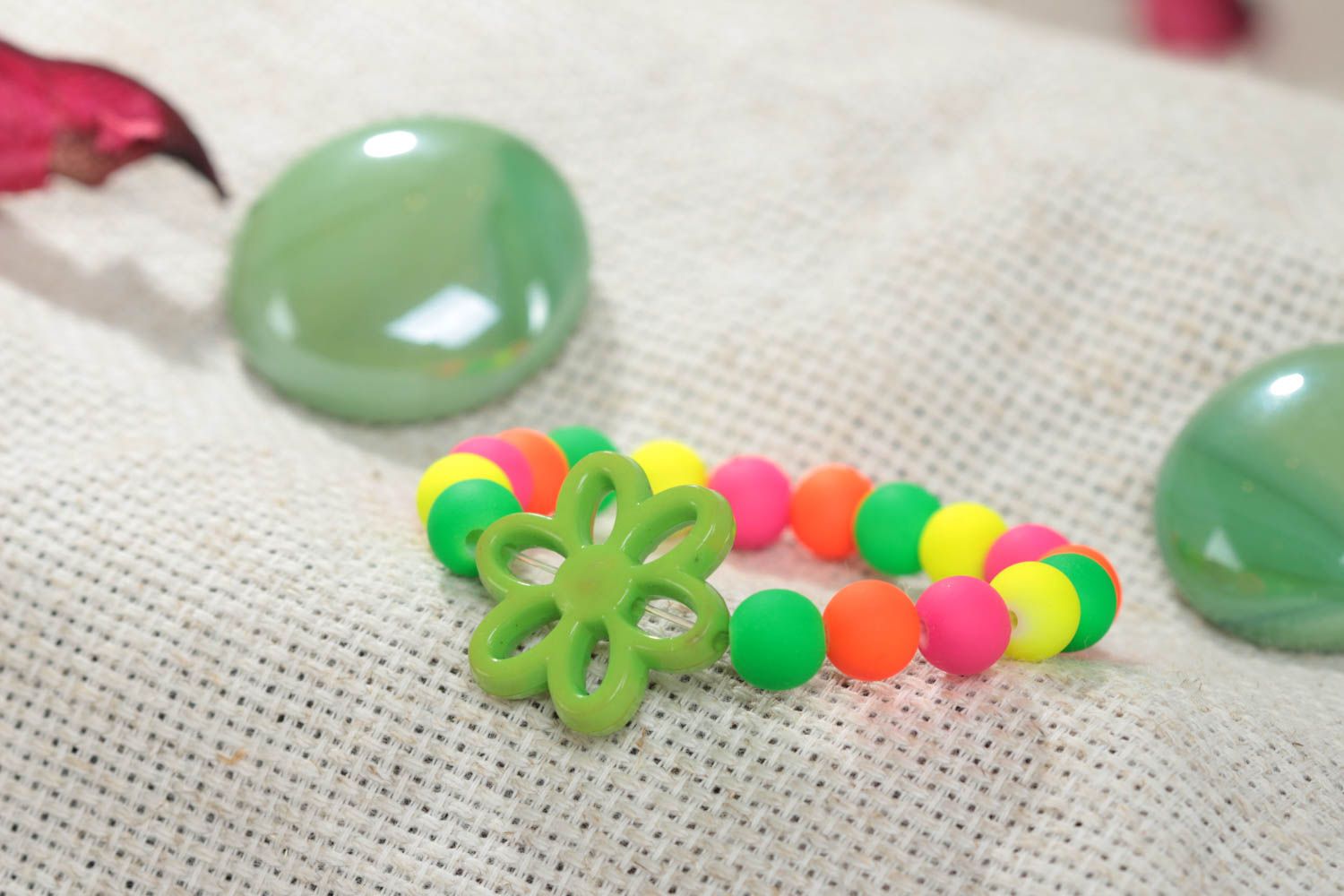 Детский браслет из пластиковых бусин яркий цветной небольшой ручная работа фото 1