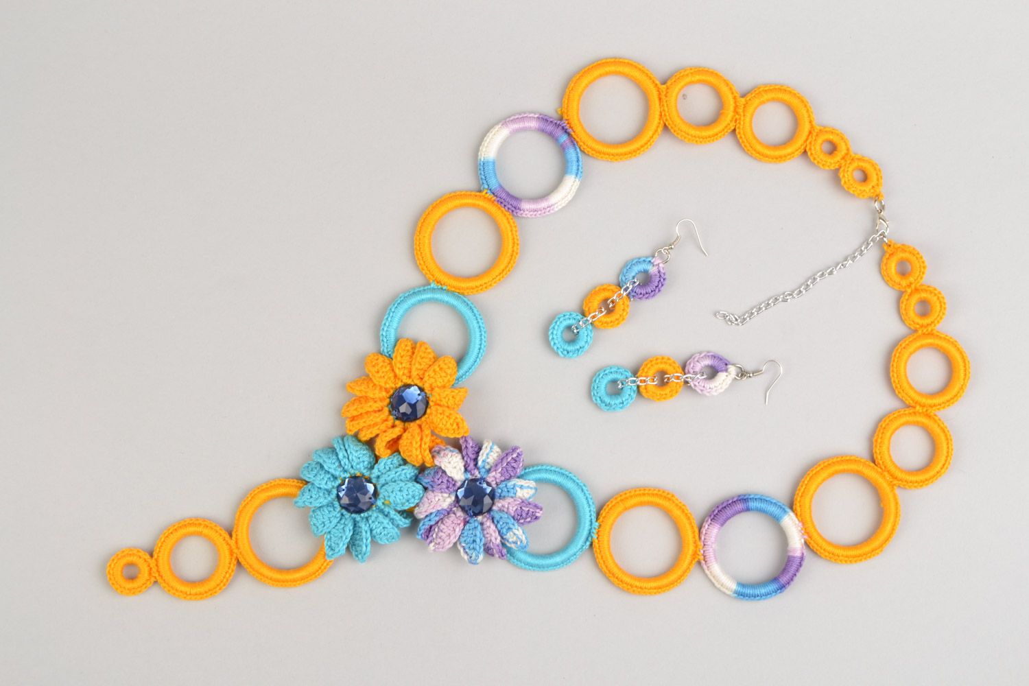 Conjunto de joyas artesanal 2 piezas collar y pendientes de anillos multicolores foto 2