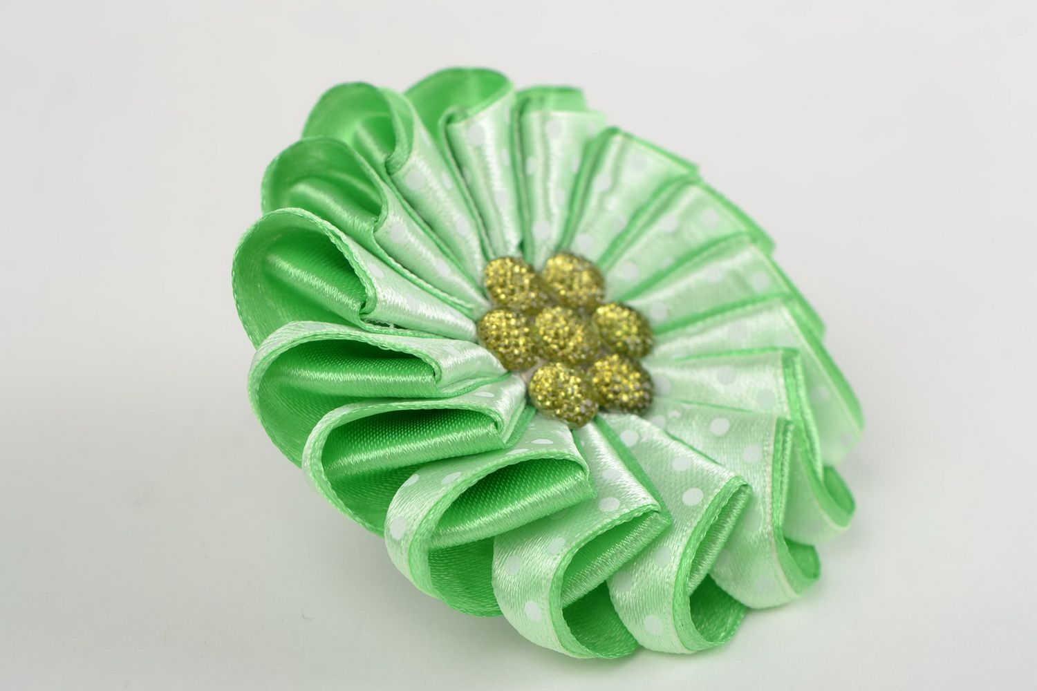 Grüner Blumen Haargummi aus Atlasbändern elegant künstlerische Handarbeit  foto 4