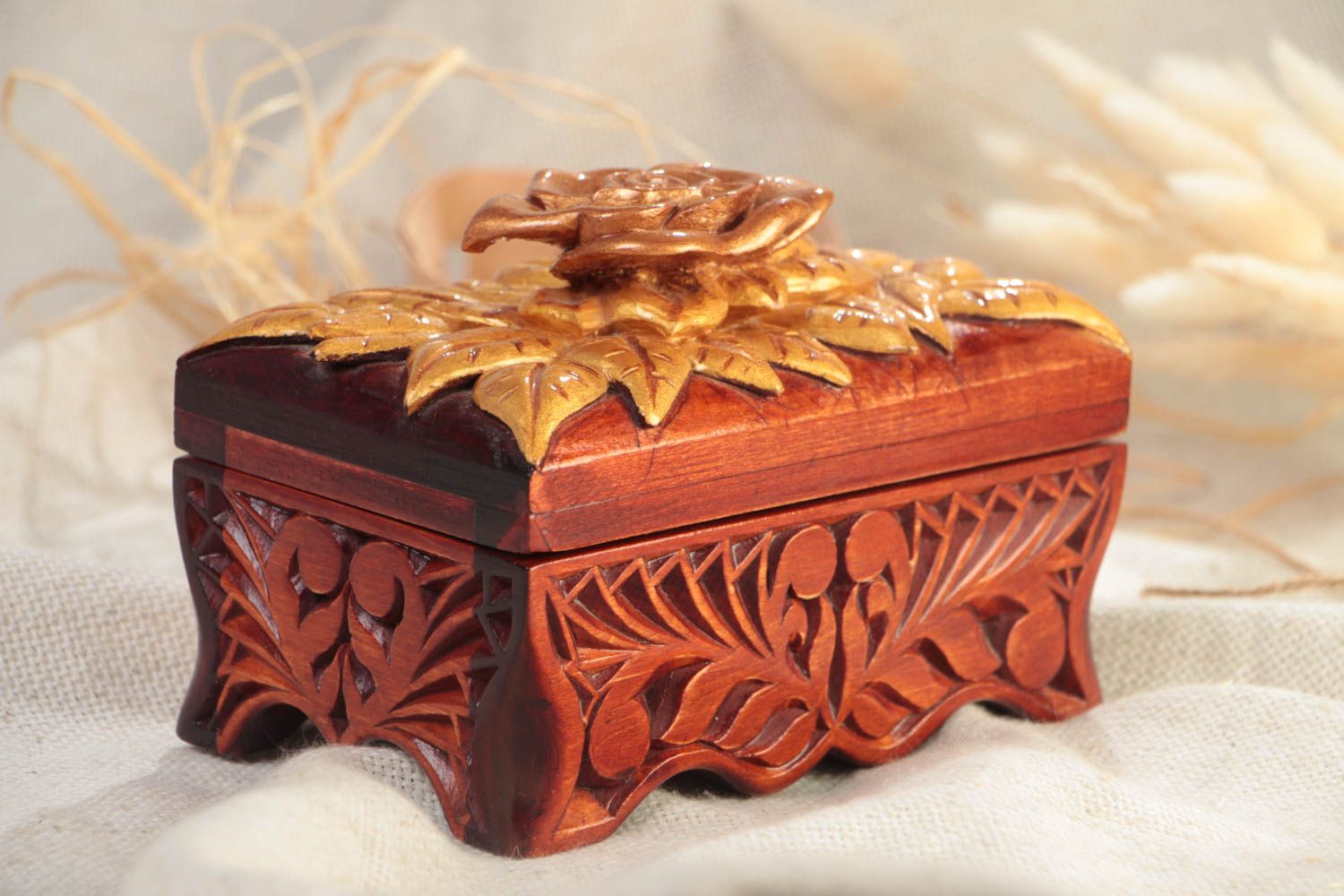 Petit coffret en bois sculpté pour bijoux fait main original avec rose photo 1