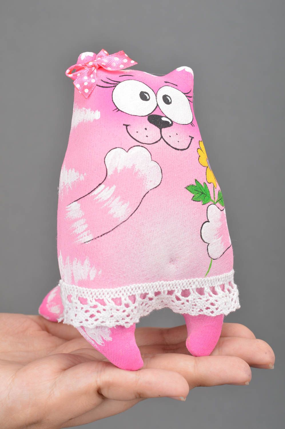 Jouet mou chat rose en tissu de coton peint de couleurs acryliques fait main photo 3