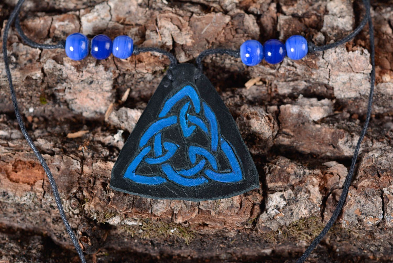 Pendentif triangle bleu Bijou fait main design original sur cordon Cadeau femme photo 1