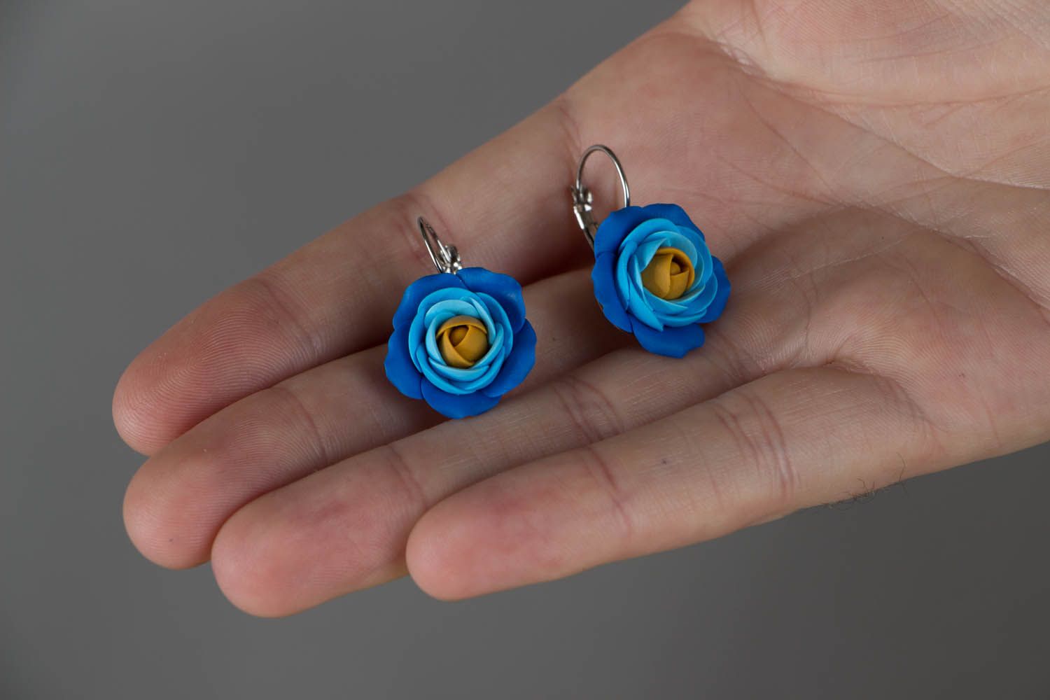 Blaue Blumen Ohrringe aus Polymerton  foto 4