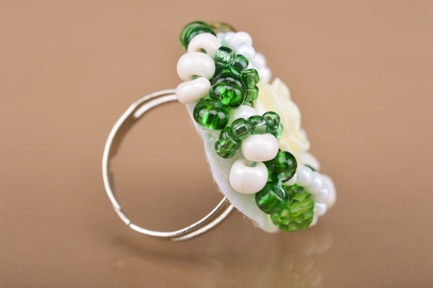 Large handmade green beaded ring with white decorative flower for women photo 2