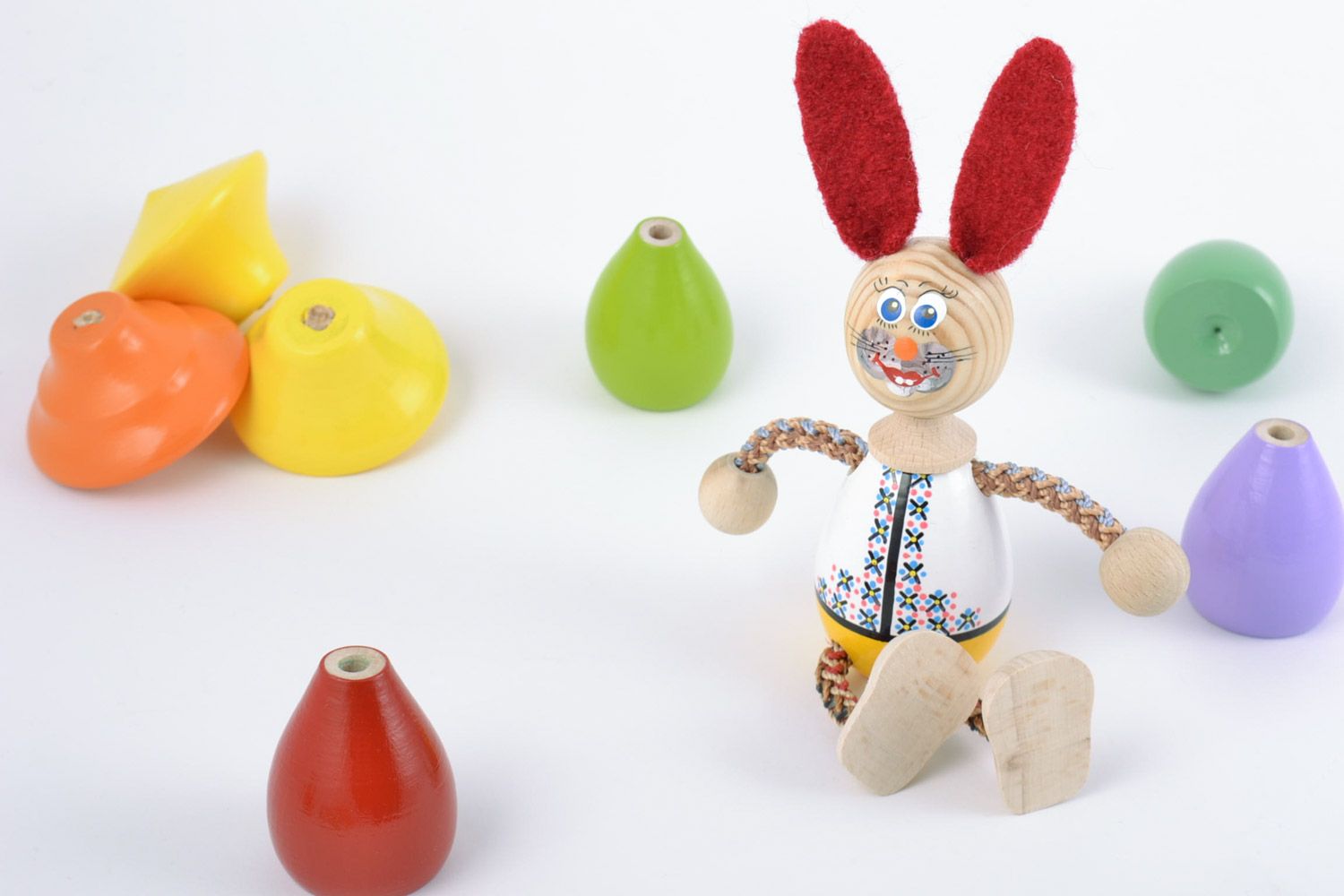 Schönes umweltfreundliches handmade Spielzeug aus Holz für Kinder und Dekor foto 1
