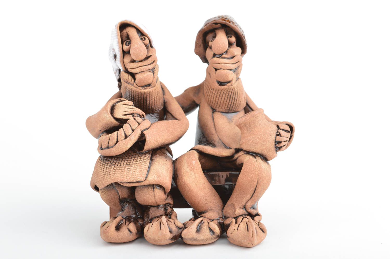 Schöne ungewöhnliche braune handmade Figurine aus Ton sitzendes Paar auf Bank foto 5