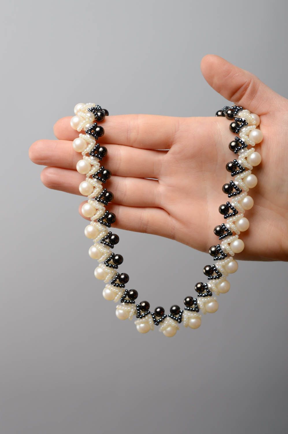 Beaded necklace with artificial pearls photo 3