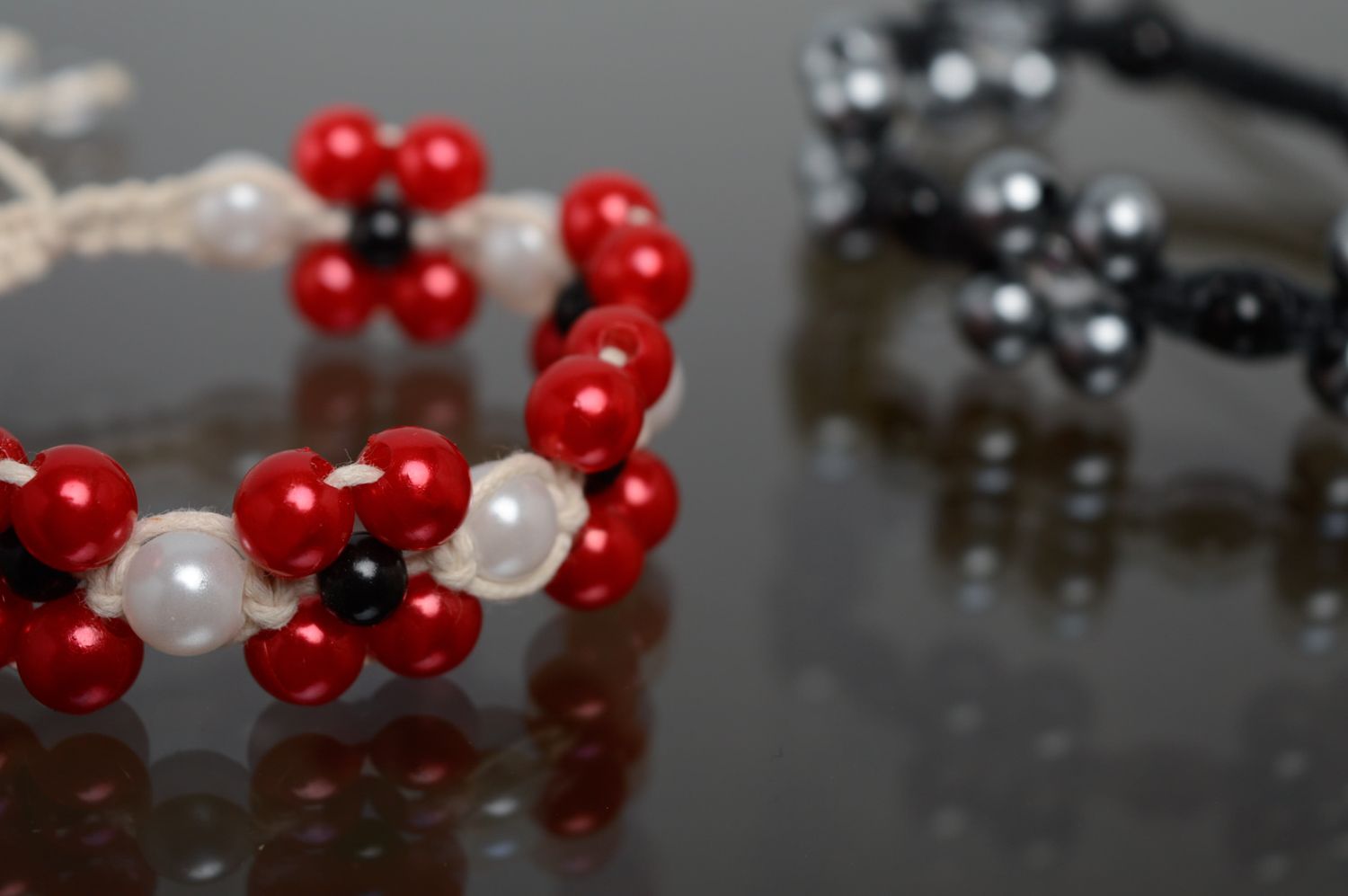Bracelet en macramé avec perles céramiques rouge et blanc fait main pour femme photo 5